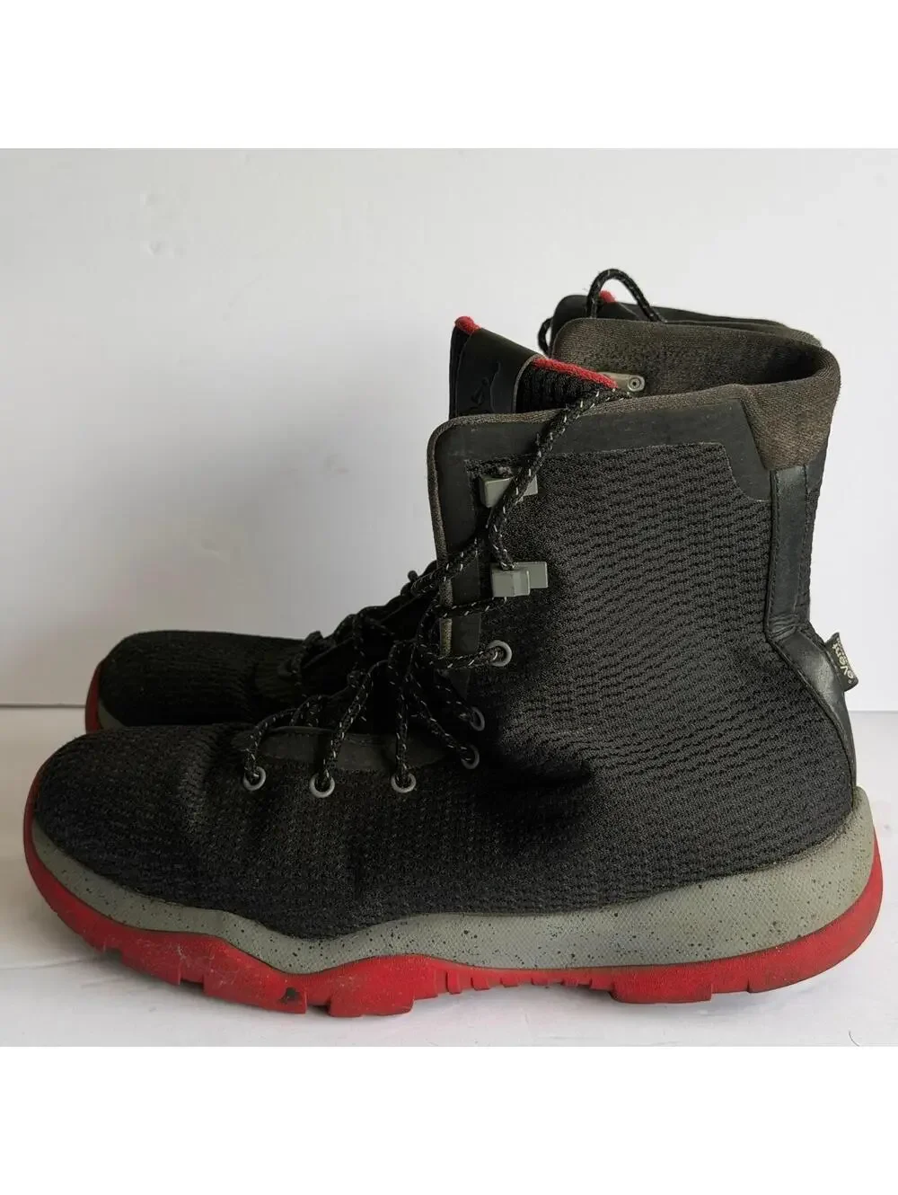 Jordan AJ1 Utility Boot Men's Size 10.5 Waterproof eVent LunarLon Black Red‎